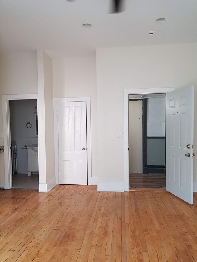 Building Photo - 227 E Chicago St