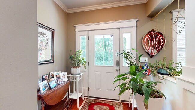 Foto del edificio - 3 Bed/4.5 Bath Crescent Hill Charmer with 2 Car Garage