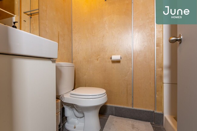 Building Photo - ROOM ONLY in 6-bed/6.0-bath Home