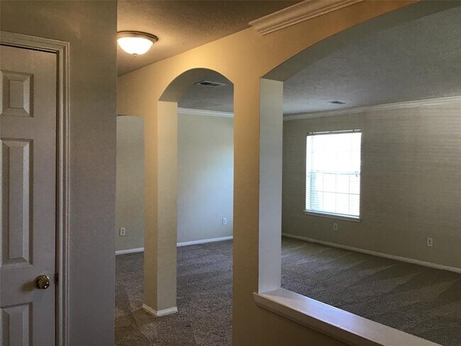 Building Photo - 6202 Villa Hills Dr