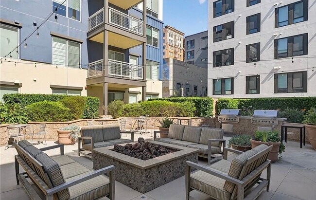 Foto del edificio - **150 The Promenade N #415 Long Beach** Upstairs Spacious 2 bedroom 2 bath !!2 weeks free OAC!!