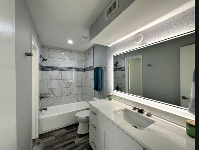 Building Photo - 3525 Sable Palm Ln