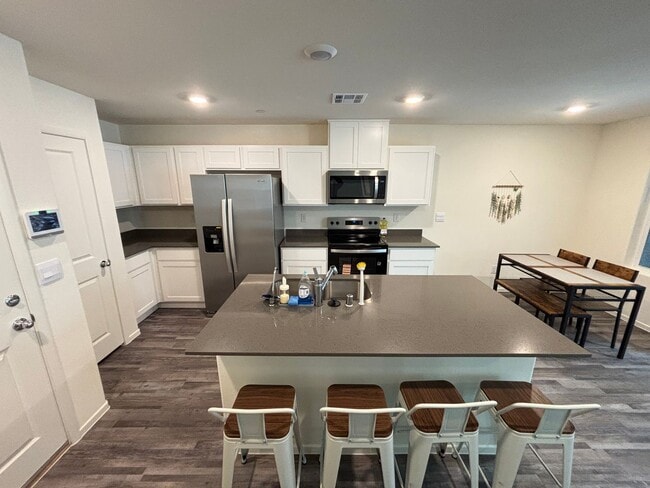 Foto del edificio - Charming 3Bed/2.5Bath/2Car Townhouse located in Northwest Las Vegas