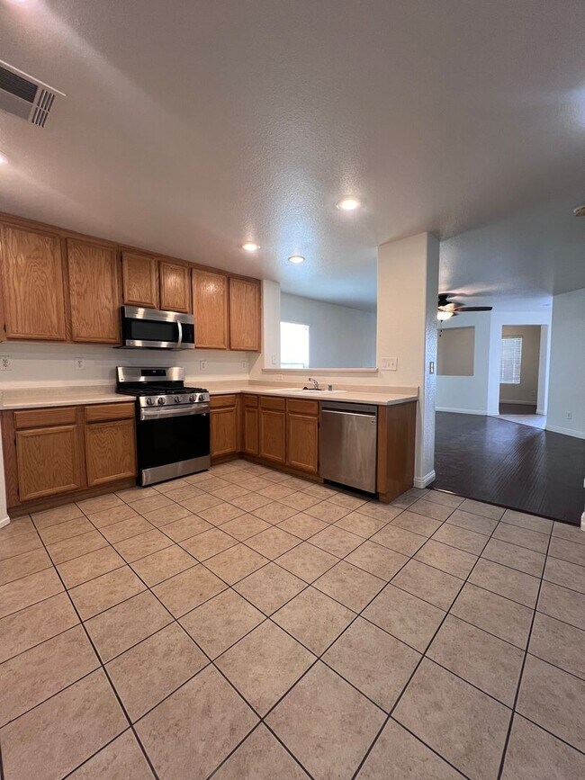 Foto del edificio - MOVE IN TODAY! 3 bed 2.5 bath home in the ...