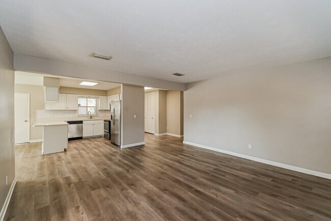 Building Photo - 5942 Jaguar Dr W