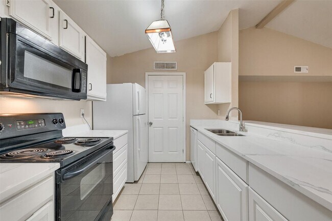 Building Photo - 9536 Gonzales Dr