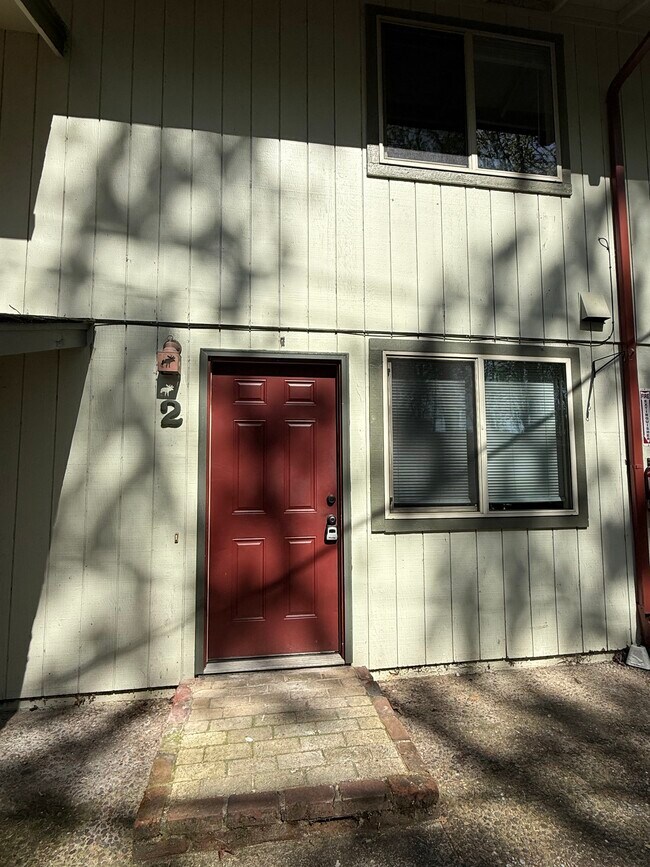 Building Photo - 1525 7th Ave SW #2