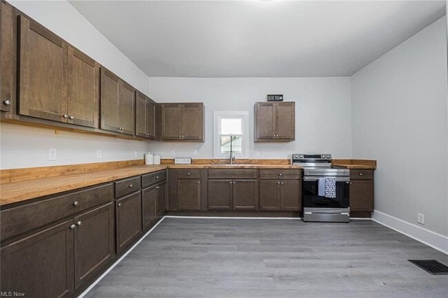 Foto del edificio - 7855 East St