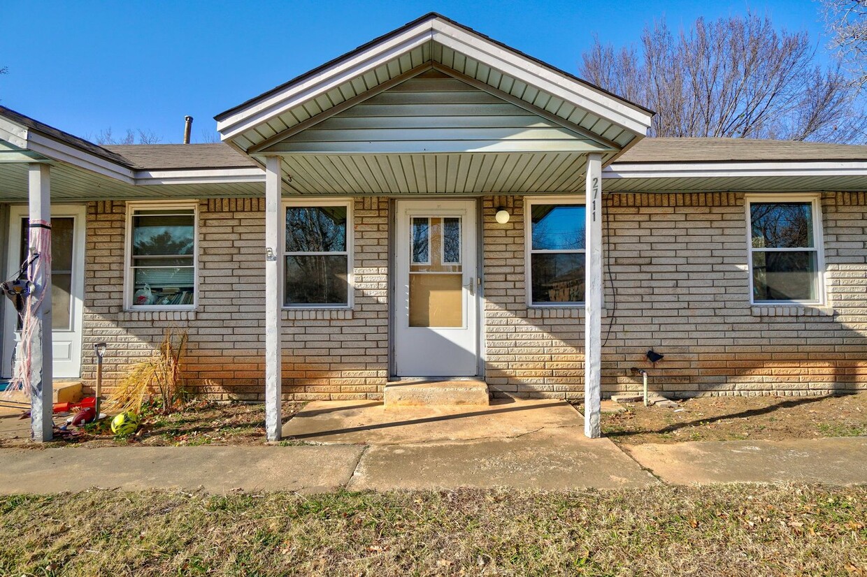 Primary Photo - Charming 2-Bedroom Home with Fenced Backya...