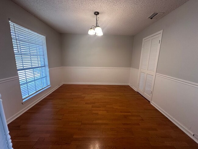 Building Photo - BEAUTIFUL WOOD FLOORING IN THIS 3 BR IN FO...