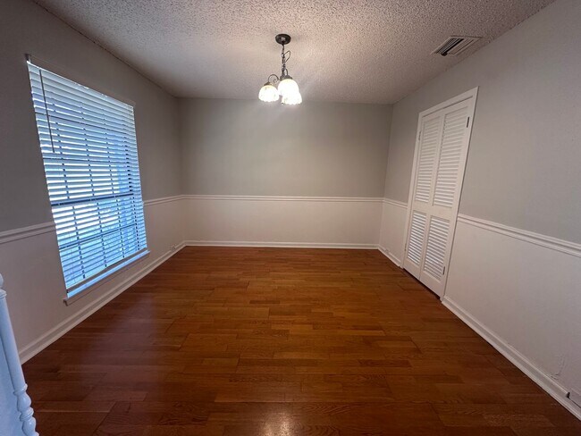 Foto del edificio - BEAUTIFUL WOOD FLOORING IN THIS 3 BR IN FO...