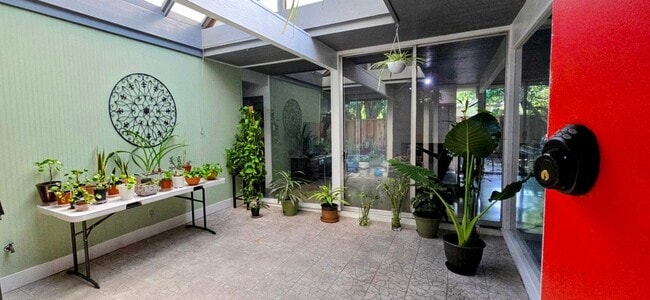 Foto del edificio - 1096 Pomeroy Ave