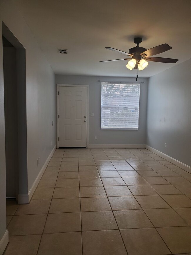 Building Photo - 2/1 Patio Home close to Shopping and Schools