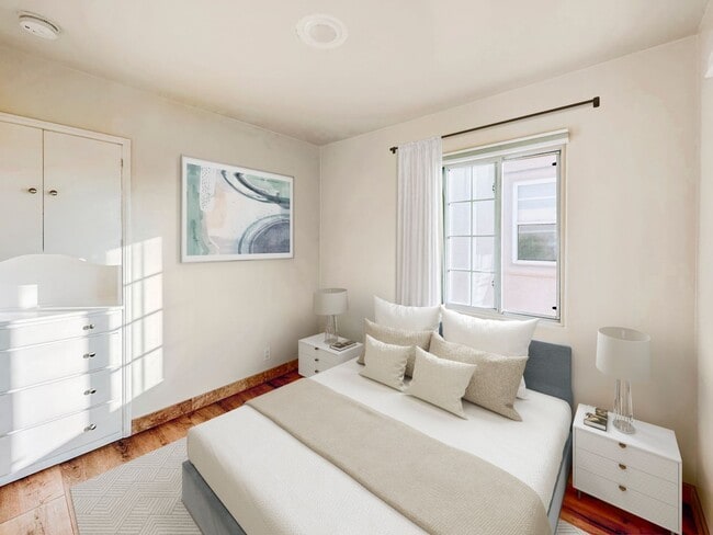 Building Photo - Gorgeous, 2/1 with large yard! Beach Living west of the 5 fwy in Encinitas