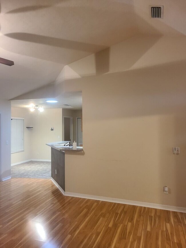 Building Photo - Charming 3/2 in Hickory Forest