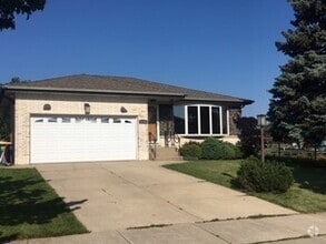 Building Photo - 8548 N Overhill Ave