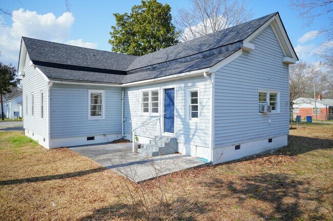 Building Photo - Three Bedroom Home!