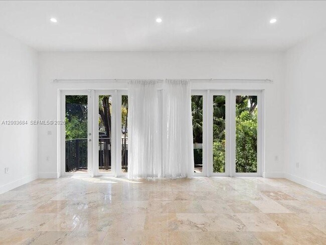 Foto del edificio - 3502 NE 166th St