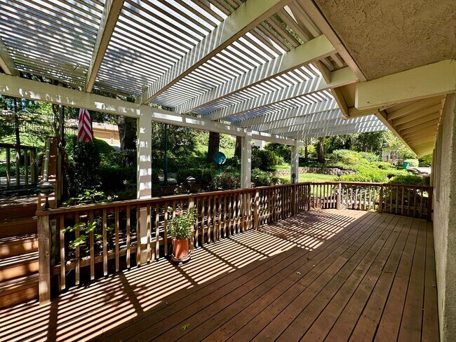 Foto del edificio - Adorable 3 Bedroom 2 Bathroom Home Just Mi...