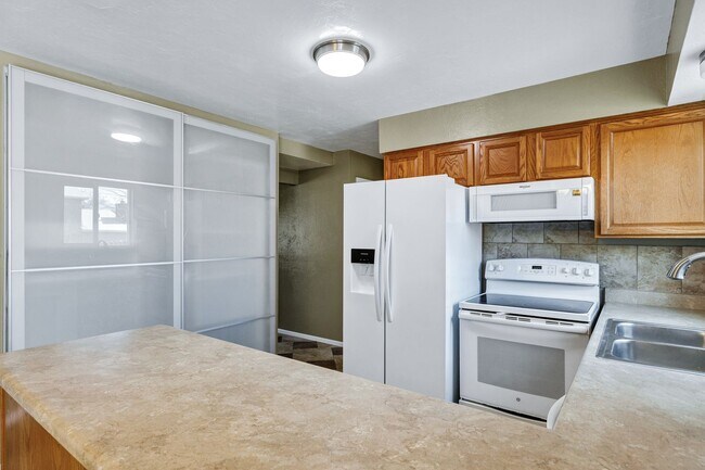 Foto del edificio - 4 Bedroom Home for Rent In North Colorado Springs
