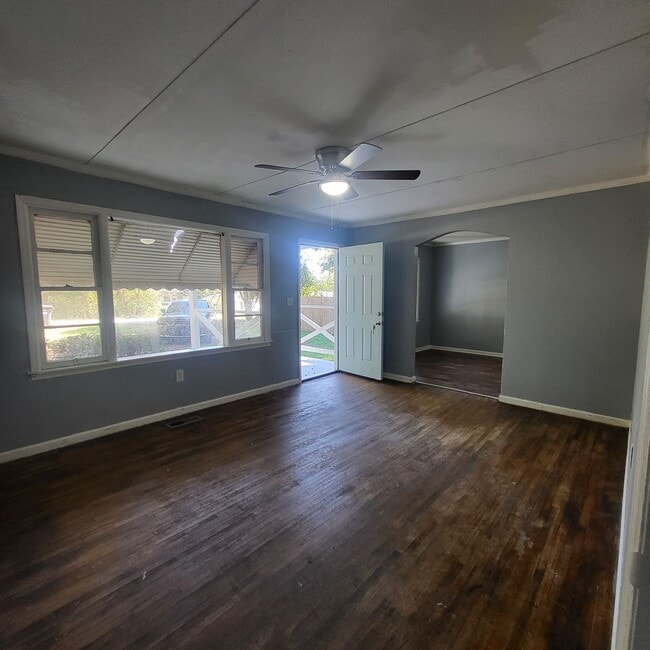 Building Photo - 112 Circle Dr