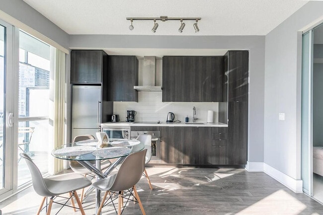 Photo du bâtiment - 255 Front St W