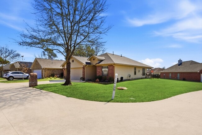 Building Photo - 102 Golfview Ct