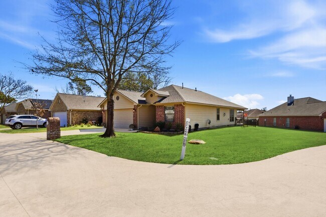 Foto del edificio - 102 Golfview Ct