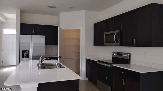 Building Photo - 816 Friendship Cir