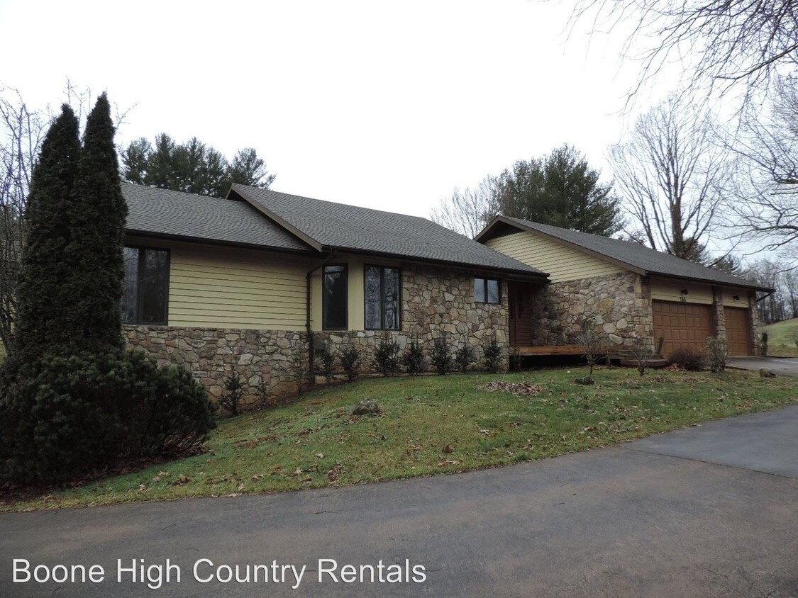 Primary Photo - 300 Clubhouse Ln