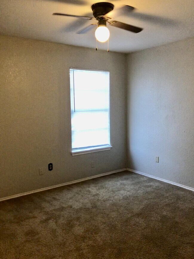 Foto del edificio - 901 NW Summercrest Blvd