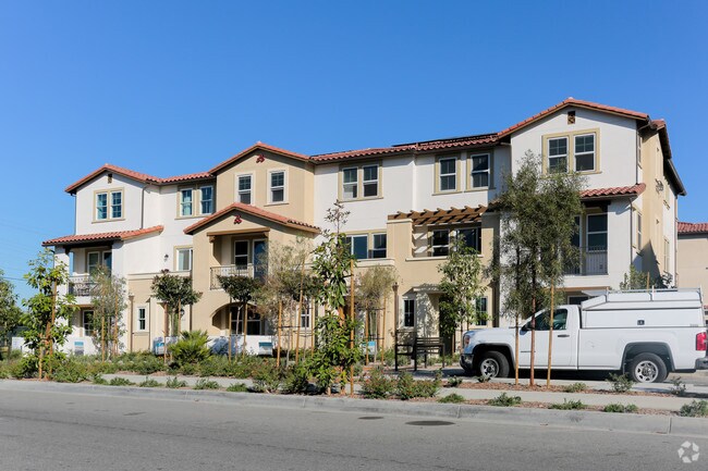 Foto del edificio - Dahlia Townhomes