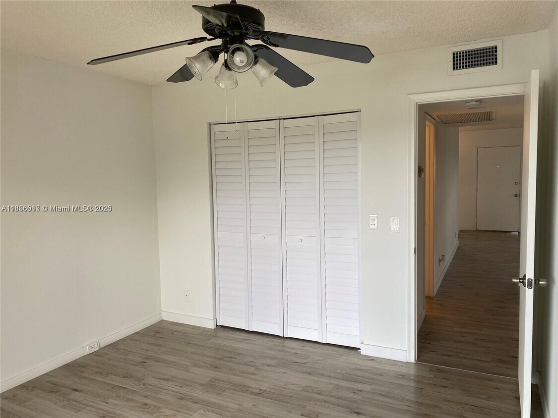 Foto del edificio - 18101 NW 68th Ave