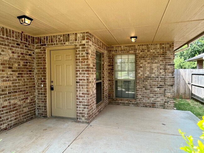 Building Photo - Spacious 3 Bed in NW OKC