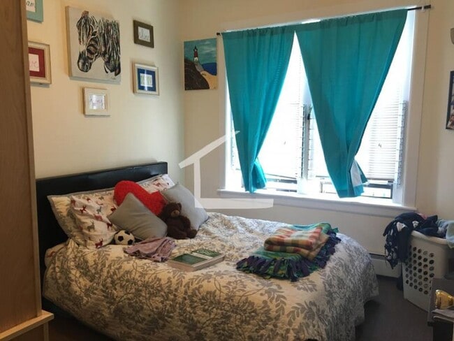 Beautiful 3 bed 1 and a half bath available now - Beautiful 3 bed 1 and a half bath available now House