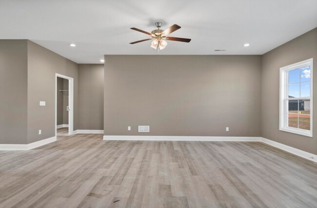 Building Photo - 600 Victoria Wy