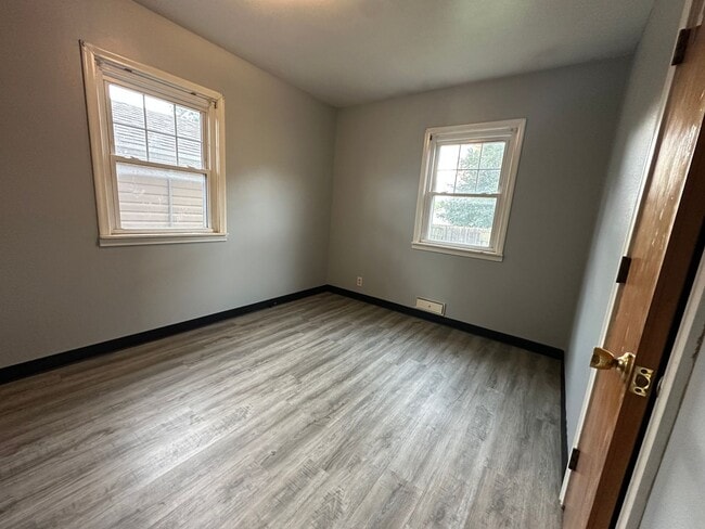 Building Photo - $1650 - 4 Bed 2 Bath Home