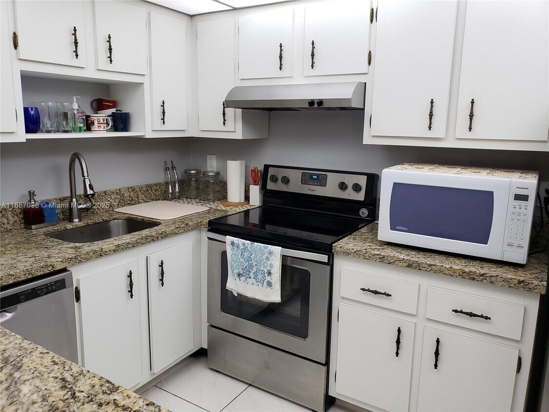 Foto principal - 4160 Inverrary Dr