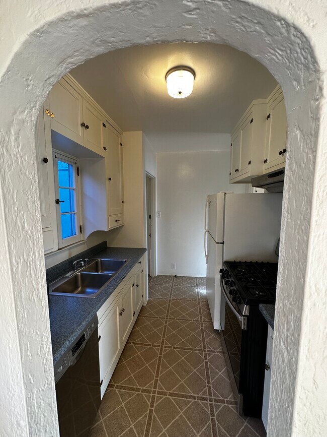 Foto del edificio - 3758 Colonial Ave