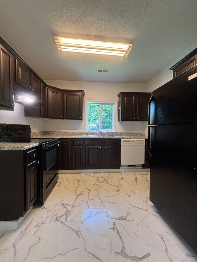 Building Photo - RECENTLY REMODELED 2 Bedroom Home with ton...