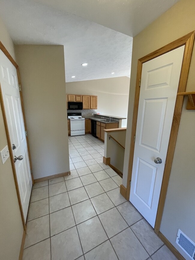 Building Photo - Newer Dorr Area Duplex 3 Bed 2 Bathroom