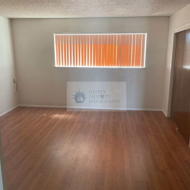 Building Photo - 530 E Yorkshire Dr