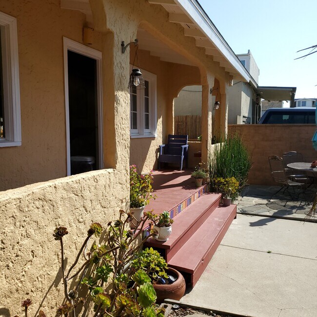 Building Photo - 116 Camarillo Ave