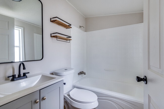 Foto del edificio - 3 Bedroom 2 Bath Home, Pool & Playground
