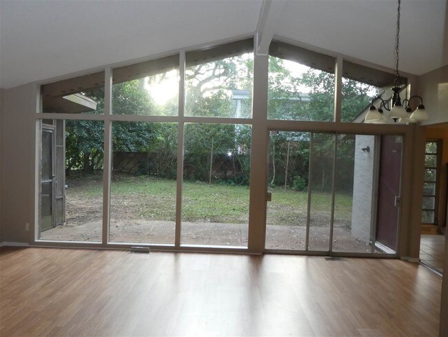 Building Photo - 2131 Mahan Dr