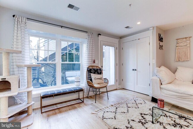 Foto del edificio - 2233 40th Pl NW