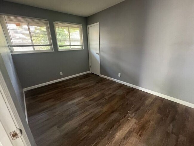 Building Photo - Freshly renovated 4bed/1bath
