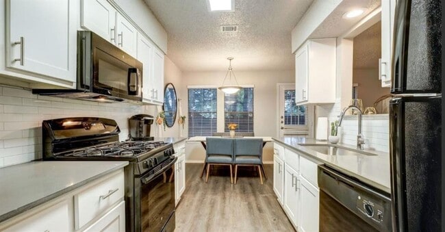 Foto del edificio - 1338 Christopher Ave