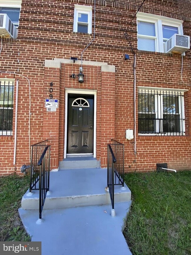 Building Photo - 409 Newcomb St SE