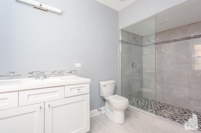 Foto del edificio - 3 bedroom in Chicago IL 60615